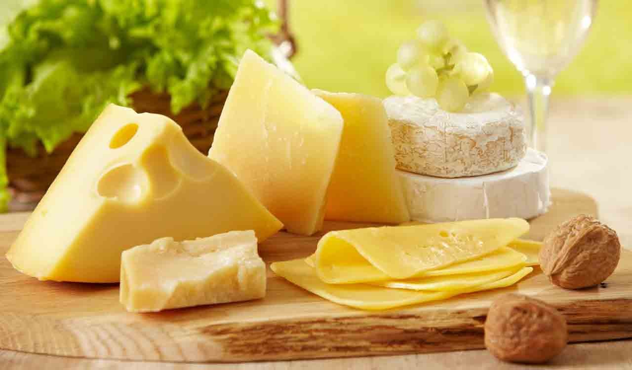 Si dice che il formaggio aumenti il colesterolo, induca pressione alta e faccia ingrassare. Ma non è vero, ecco cosa dice la scienza.